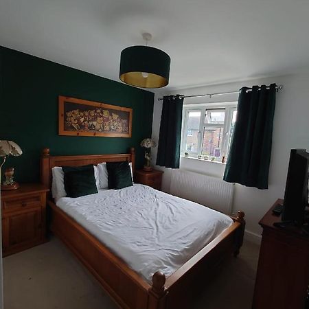 Lovely Rooms In A Quiet Place Of Woking Exterior photo