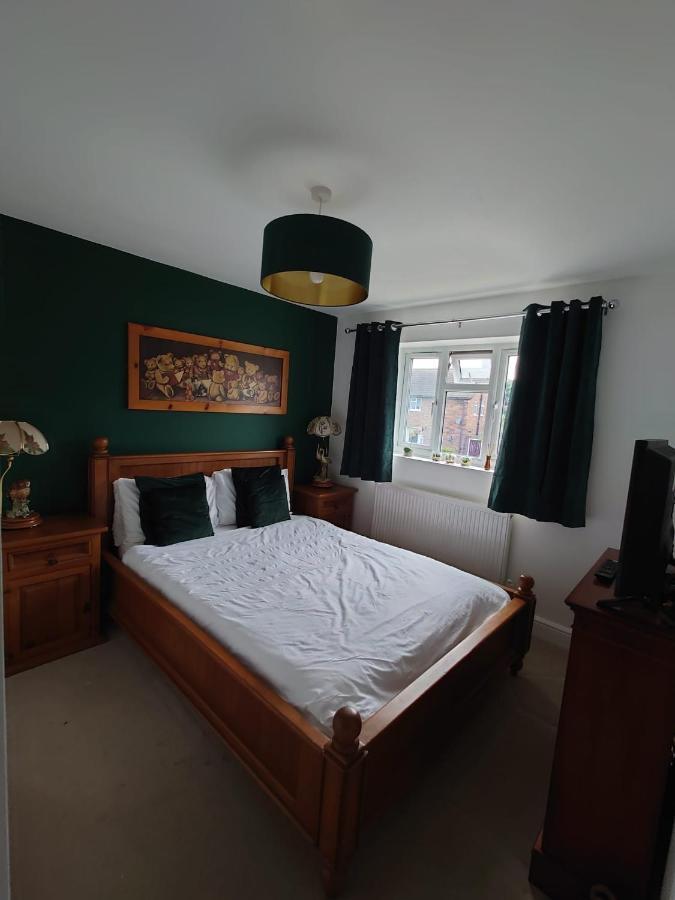 Lovely Rooms In A Quiet Place Of Woking Exterior photo