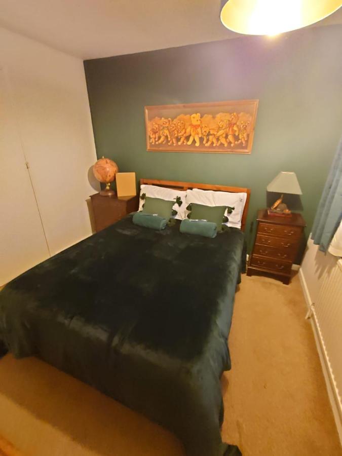 Lovely Rooms In A Quiet Place Of Woking Exterior photo