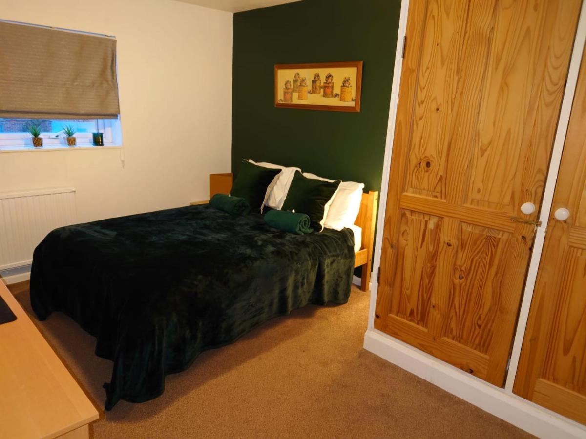 Lovely Rooms In A Quiet Place Of Woking Exterior photo