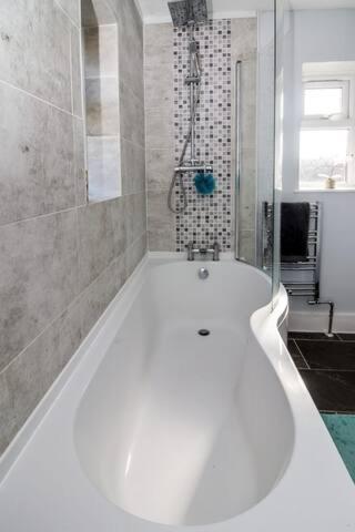 Lovely Rooms In A Quiet Place Of Woking Exterior photo