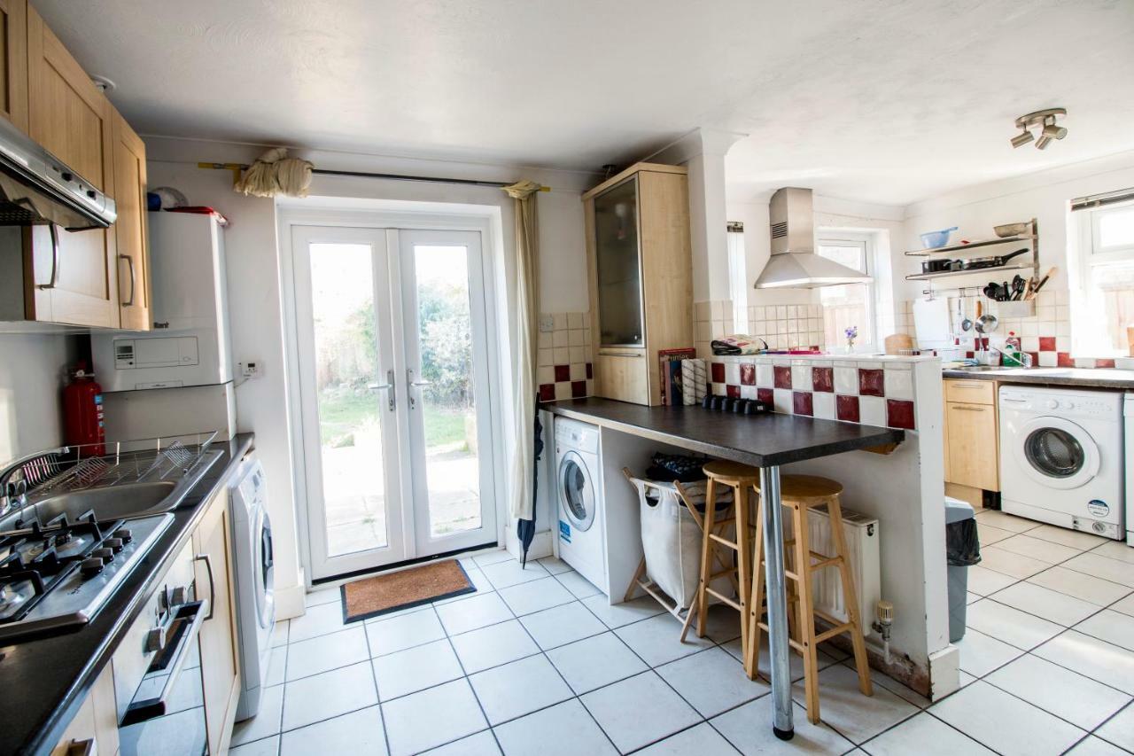 Lovely Rooms In A Quiet Place Of Woking Exterior photo